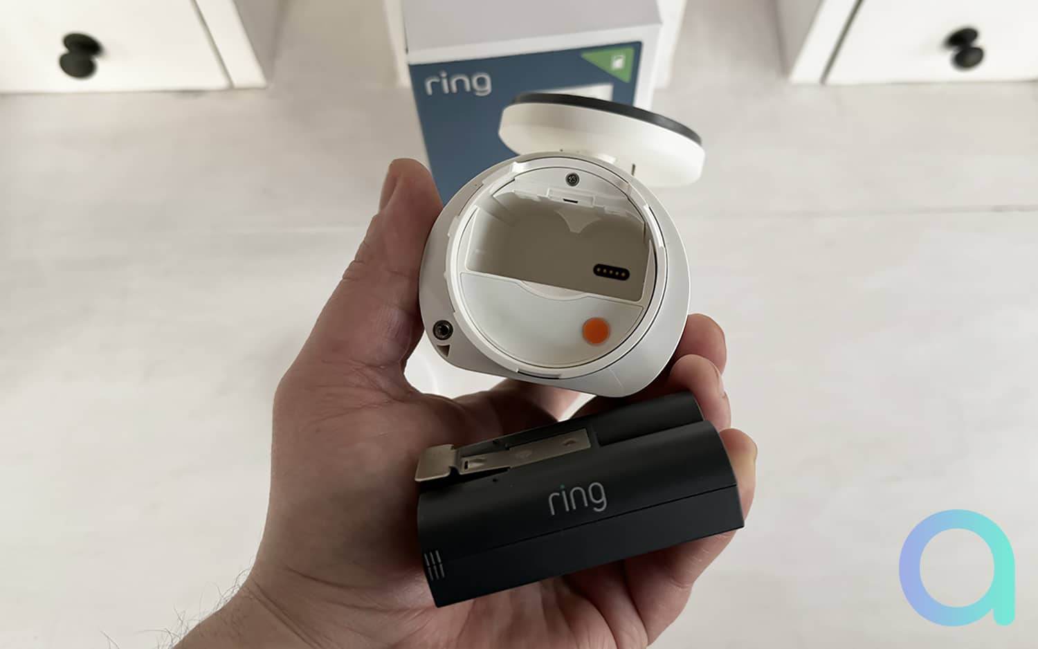 IMG_1836.HEIC_compressed La Ring Spotlight Cam Pro peut être alimentée par batterie